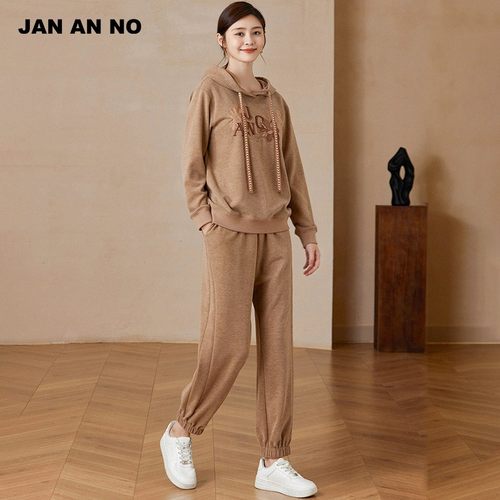 JAN AN NO 简爱诺休闲米咖色运动连帽卫衣/裤子秋冬季JA089623WY - 图0