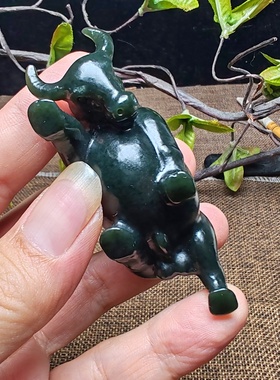立体牛手把件和田玉青玉
