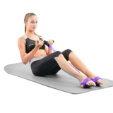 Страсть -сация Слим талия Тязкие руки живота, сидя на сидящем сидячем состоянии.