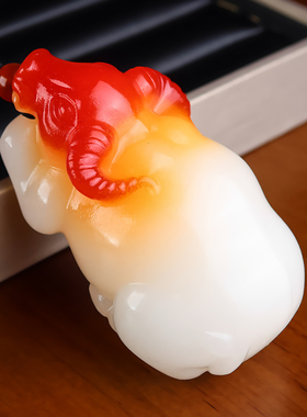 和田玉籽料精雕玉牛手把件