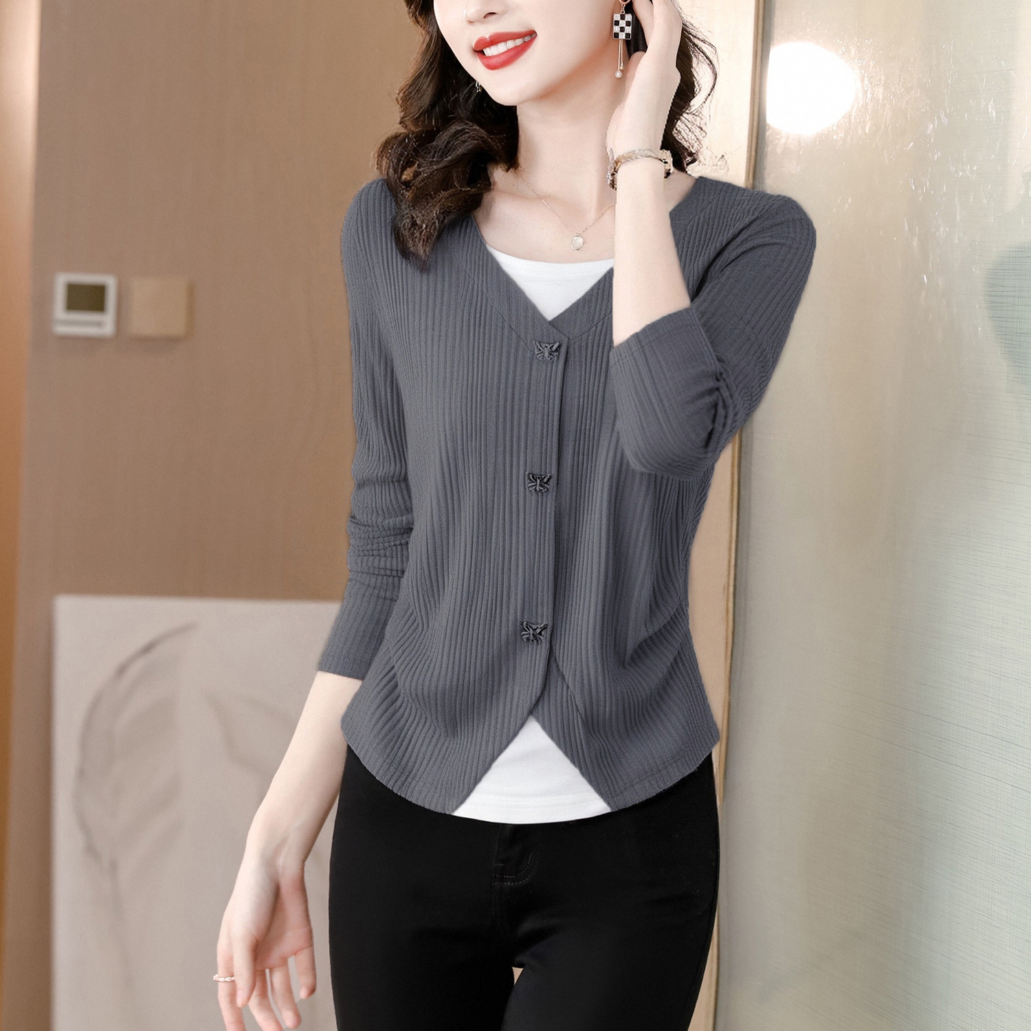 2025年秋季针织衫V领假两件长袖t恤女秋衣T恤打底衫修身外穿上衣 - 图3