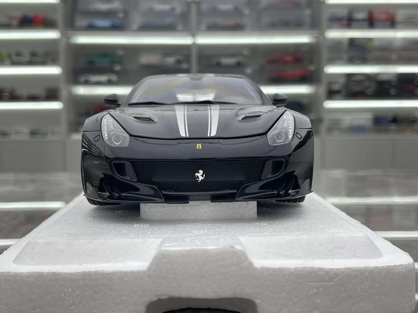 BBR 1/18法拉利 F12 TDF黑色合金全开-图1