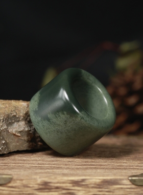 和田玉籽料沙枣青苏工玉扳指