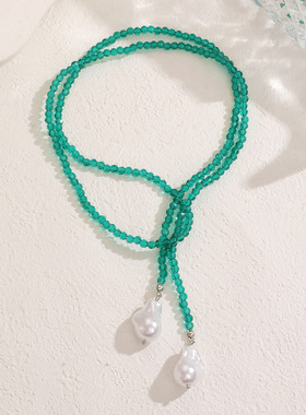 A niche Baroque pearl emerald green beaded collarbone chain