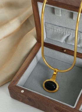 英伦复古小众高级感饰品椭圆吊坠镶嵌玻璃设计蛇骨链钛钢镀金项链