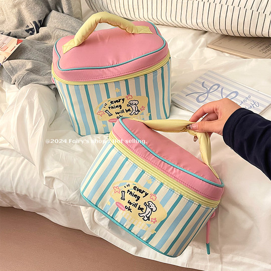 Neceser de gran capacidad con rayas en contraste de lindo cachorro