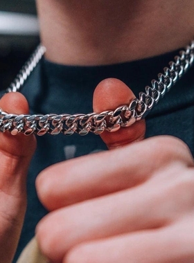 项链男潮嘻哈个性吊坠小众百搭钛钢装饰卫衣毛衣链子网红男生配饰