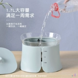 Устройство питьевой воды с водой для кошки.