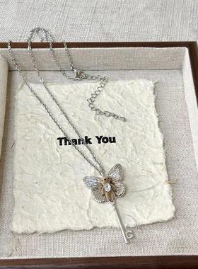 棕色植绒小熊蝴蝶钥匙吊坠项链女小众高级感秋冬甜美百搭毛衣链