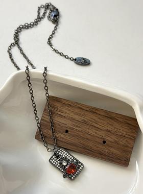 暗黑甜酷风枪黑色牌牌红色土星吊坠项链小众设计感轻奢气质毛衣链