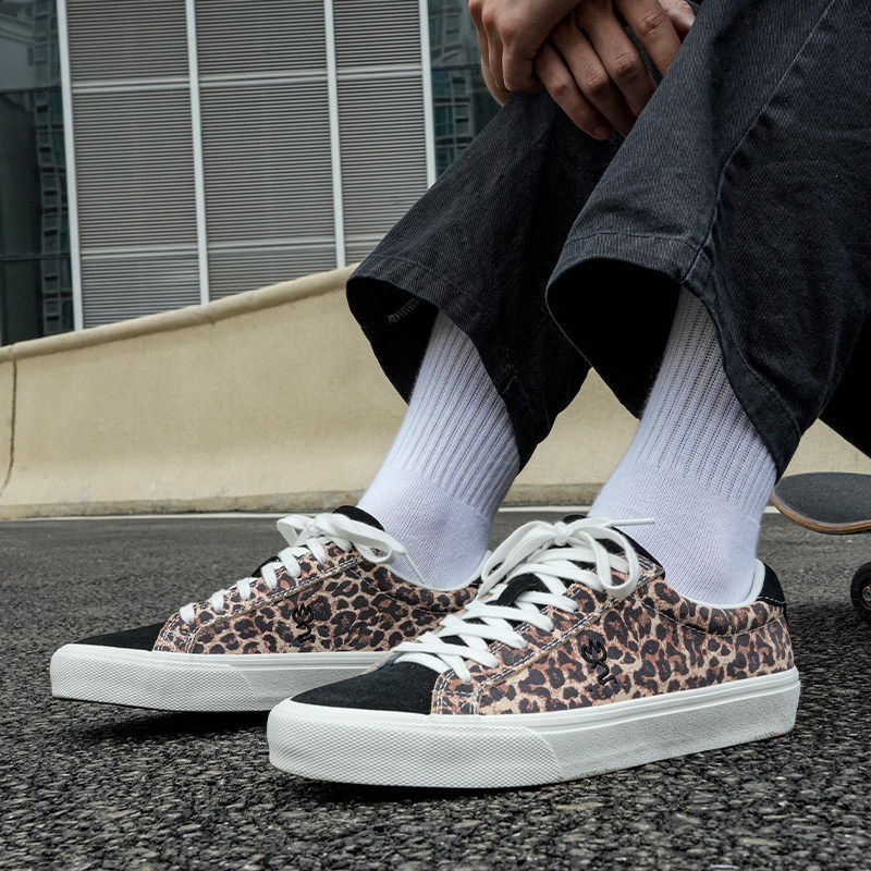 极路客板鞋休闲黑白北斗星专业男女耐磨减震牛反毛皮运动滑板鞋子