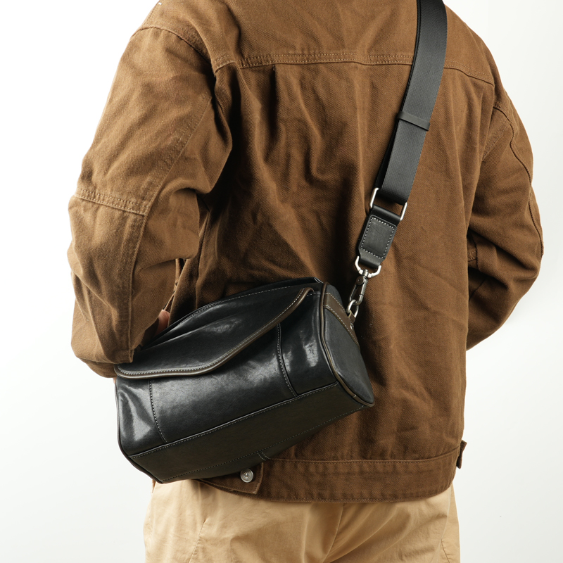 新款男包头层牛皮单肩斜挎包真皮胸包圆桶休闲复古高级感机车包潮 - 图0