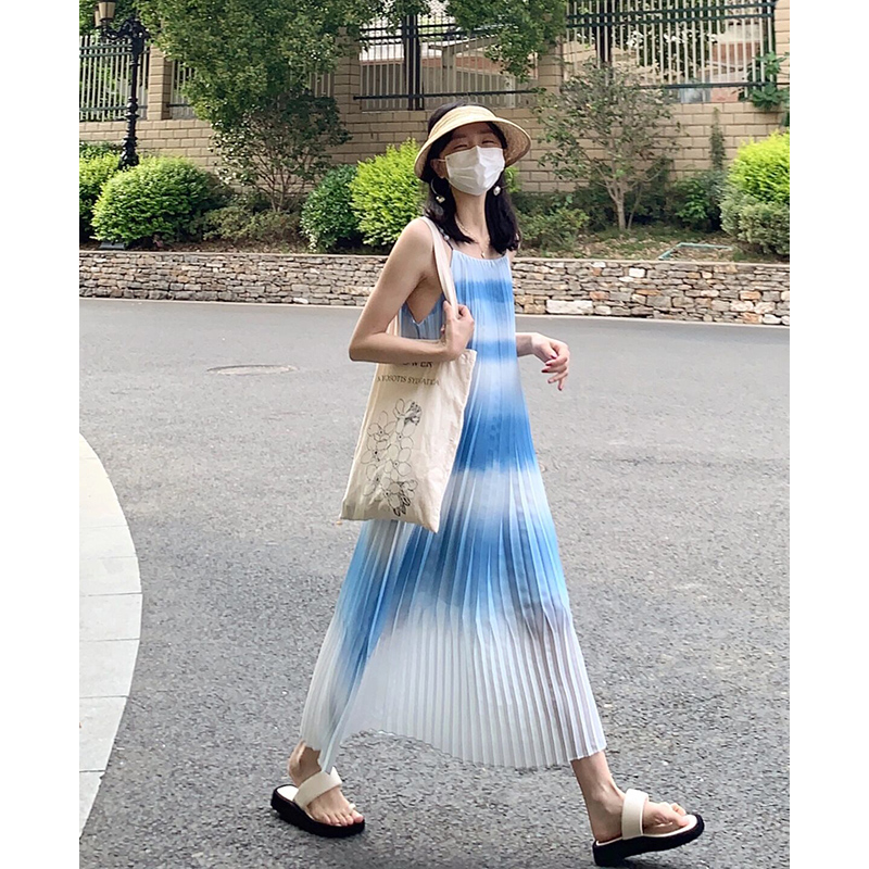 布多欣法式蓝色渐变吊带连衣裙女2024夏季新款海边度假裙子海浪裙