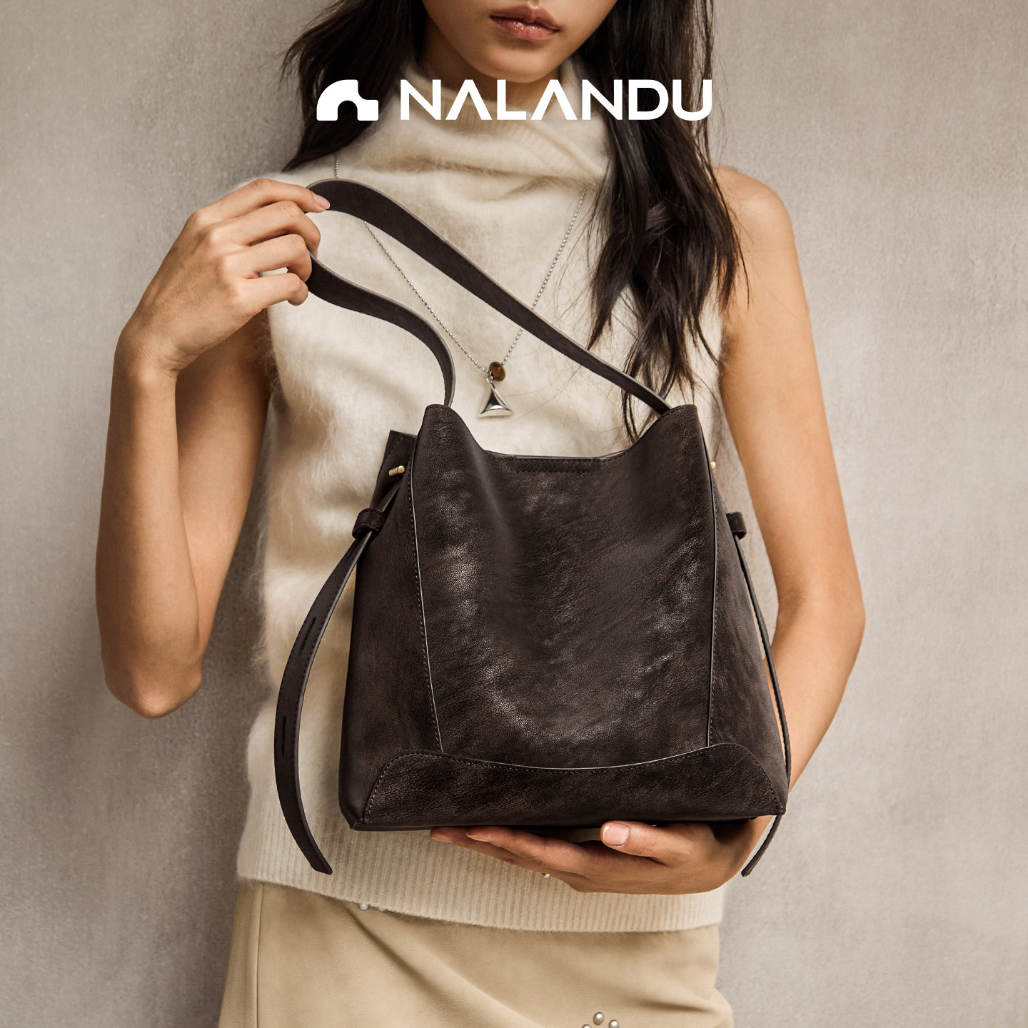 纳兰杜水桶包女2025新款冬季麂皮包包大容量通勤包单肩斜挎包女包,淘宝优惠券,粉丝福利购,淘宝优惠卷