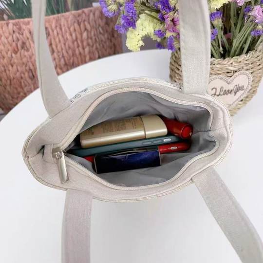 Fashionable, wear-resistant and versatile gold wire handbag with zipper