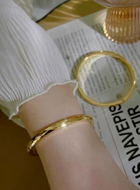 钛钢手镯 菱形花纹内弧手镯女简约素圈百搭镯子气质高级感贵妃镯