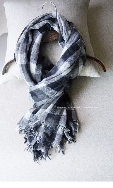 Autumn and winter men's black and white plaid scarf