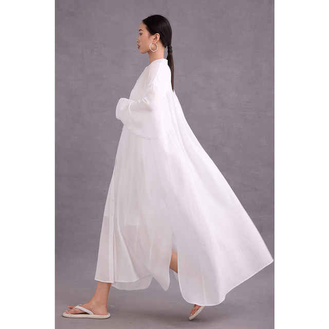 Simple white stand-up collar dress with relaxed and lazy style