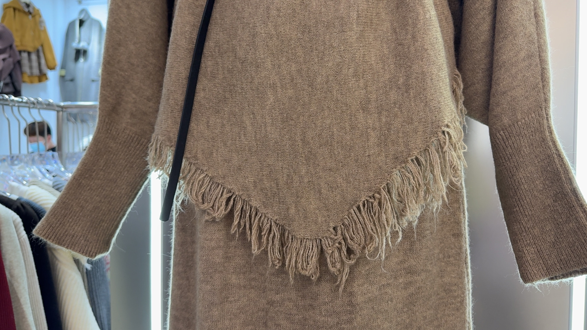 2025秋冬新款韩系辣妹一字肩流苏针织上衣女显瘦百搭高级感半身裙 - 图2