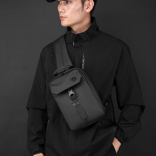 新款男士休闲胸包大容量单肩包潮流简约设计实用斜挎包旅游小背包 - 图0