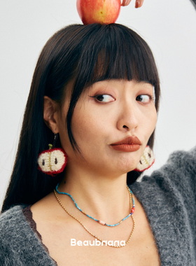 小黄香蕉手钩苹果耳环女红色圣诞风耳夹独特毛绒喜庆新年节日耳饰