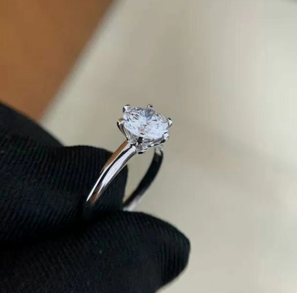 高价回收钻戒专业评估钻石戒指回收1一克拉 二手男女婚戒裸钻首饰 - 图1