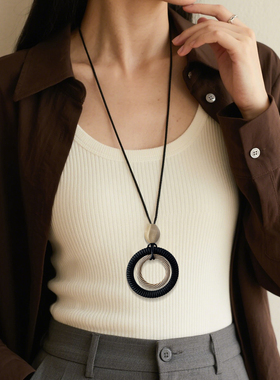 黑色木质圆环吊坠项链女秋冬配饰