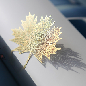 手心里金属镂空叶脉书签