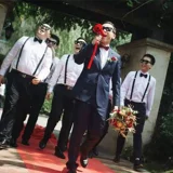 Подбирая дверь, блокирующую дверь свадебного праздника, подделать жениха, жениха жениха, чтобы забрать реквизит игры и позвонить маленькому динамику