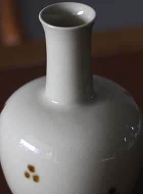 龙泉窑青瓷赵裕军手工简约米色陶瓷花瓶居家装饰小号花器桌面摆件