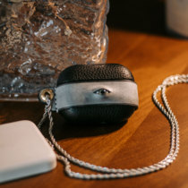 heatseeking真皮手作眼睛创意耳机保护壳适用于airpods3 AirPodspro2黑色摔纹做旧复古耳机套带挂