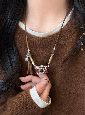 棕色相机长款吊坠项链女秋冬美拉德复古轻奢高级感毛衣链挂绳配饰