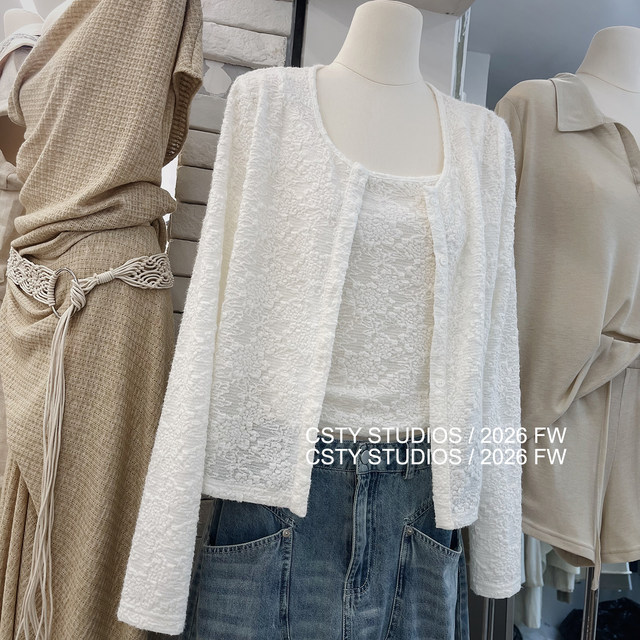 ຮູບແບບໂຄງສ້າງຂອງຝຣັ່ງ brushed lace suspender cardigan ຊຸດສອງສິ້ນສໍາລັບແມ່ຍິງພາກຮຽນ spring ຮູບແບບໃຫມ່ແບບສະບາຍໆແລະຫຼາຍຊະນິດ
