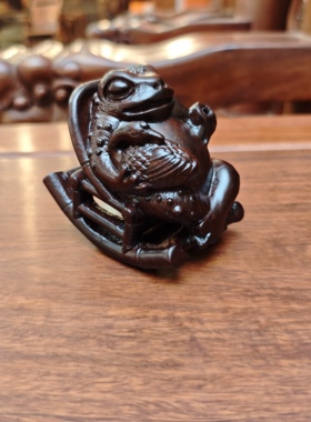 黑檀木实木手工雕刻癞蛤蟆吃天鹅肉创意摆件手把件