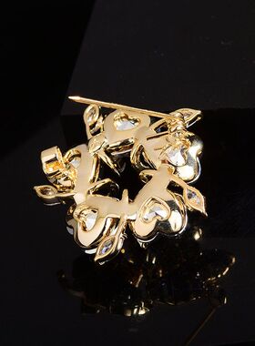 日韩精致感爱心水晶花环胸针时尚西装连衣裙领口胸花防走光胸针