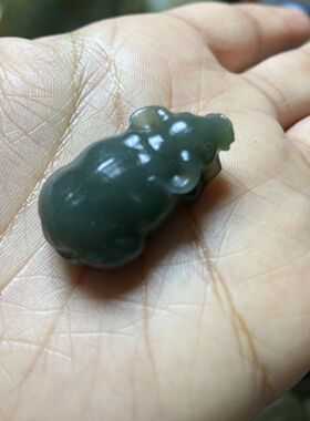和田玉小牛吊坠.新疆且末料生肖牛挂件.天然和田玉牛玉佩项链坠