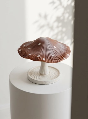 创意红帽白斑蘑菇装饰摆件