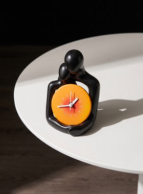 创意人物造型时钟摆件黑橙配色