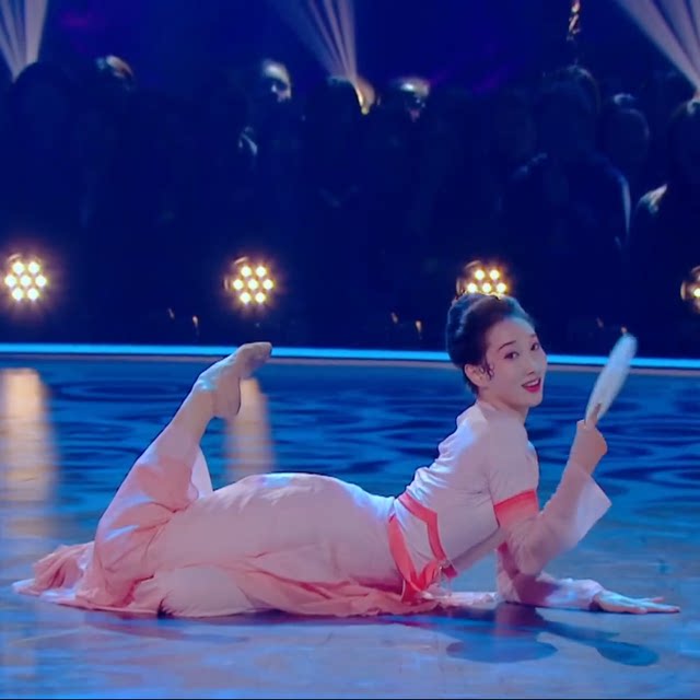 Classical dance costumes are elegant and her practice skills are tested by Zhu Jin