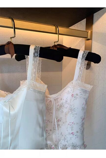 ຊັ້ນເທິງຂອງ lace ແລະ satin suspender ຫລາກຫລາຍຂອງແມ່ຍິງ