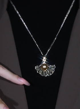 2025年新款高级感爆款珍珠项链超火轻奢女人味独特水晶锁骨毛衣链