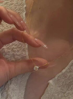 爆闪方糖吊坠项链女2026新款轻奢小众设计高级感锁骨颈链简约配饰