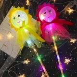 Светящиеся уши флуоресцентного стержня, перьев цветочный кольцо головного убора. Квадратный ночной рынок переключается на туристические живописные точки