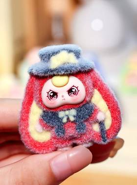 卡通绅士娃三岁植绒潮玩萌粒公仔办公桌面小摆件盲盒盲袋配件