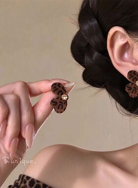 港风复古植绒豹纹蝴蝶耳环女秋冬氛围感耳钉小众轻奢个性耳坠