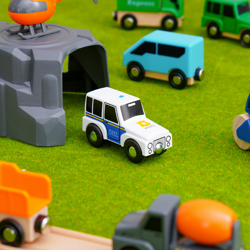 勒酷木质多功能磁性小车 救护车警车 兼容木质轨道榉木玩具 - 图0