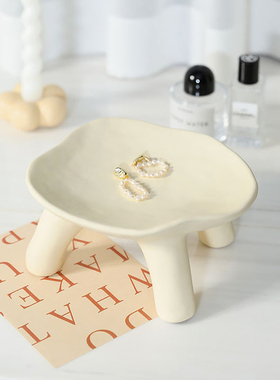 高颜值奶油风艺术感四脚陶瓷托盘