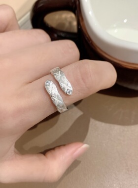 S925银饰品简约拉丝菱格交叉戒指女几何网格时尚百搭叠戴开口指环