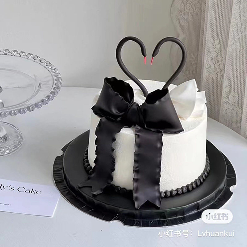 2025情人节蛋糕装饰黑白天鹅摆件2.14情侣告白生日丝带蝴蝶结插件