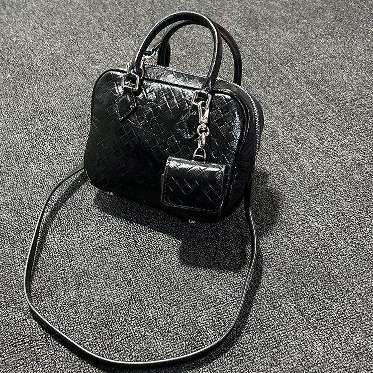 头层牛皮2024年新款小方盒压花女包高级感保龄球手提单肩斜挎外贸,淘宝优惠券,粉丝福利购,淘宝优惠卷